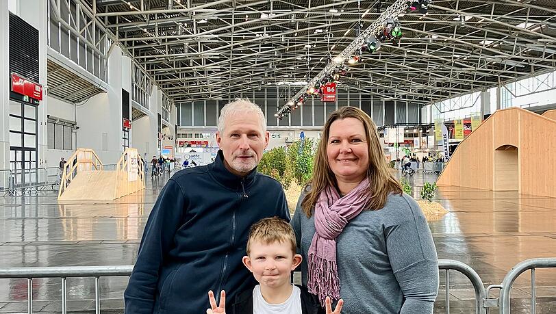 Bianca Wimmer (47) und Werner Rauch (62) wollen mit Sohn Felix (8) Radl testen.