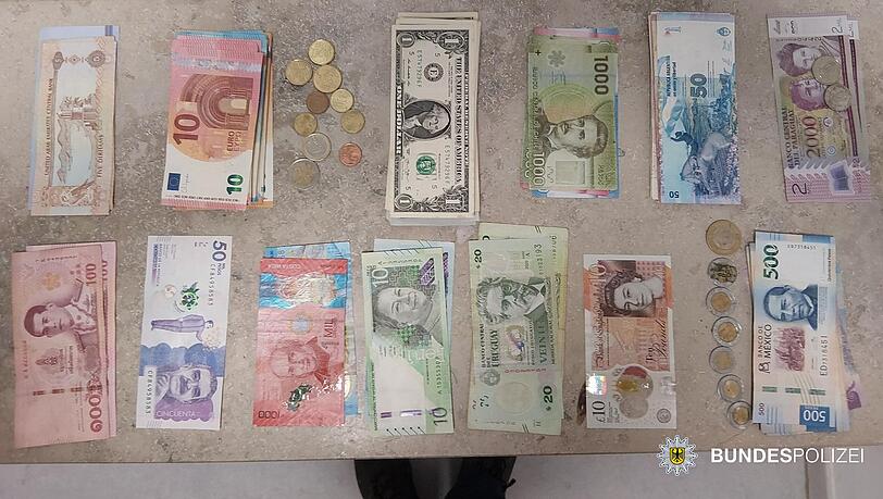 Das ist der mysteriöse Fund: Geldscheine von dreizehn verschiedenen Währungen – unter anderem von mehreren südamerikanischen Staaten Das ist der mysteriöse Fund: Geldscheine von dreizehn verschiedenen Währungen – unter anderem von mehreren südamerikanischen Staaten