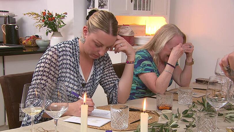 Bei Michelle (links) und Patricia rauchen die Köpfe: Wie heißt denn eine toskanische Suppe? Bei Michelle (links) und Patricia rauchen die Köpfe: Wie heißt denn eine toskanische Suppe?