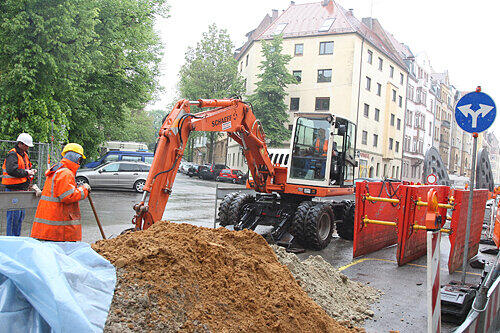 Zwischen Pirckheimer- und Schweppermannstraße. Die letzten Baugruben der neuen U-Bahnstrecke werden derzeit zugeschüttet.