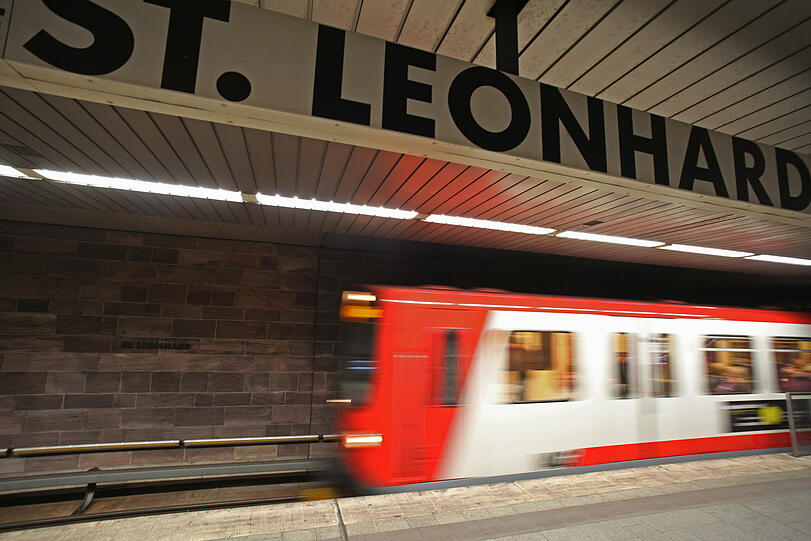 Ein U-Bahn bei der Einfahrt in den Station St. Leonhard: Hier sprangen die beiden Männer ins Gleisbett &ndash; lebensgefährlich!
