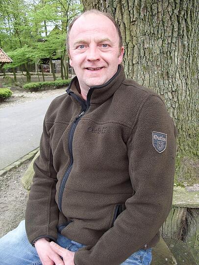 Der kernige Kartoffelbauer (44) aus dem Münsterland ist alles andere als schüchtern. Selbstbewusst geht er gutgelaunt auf Menschen zu. Doch eine Partnerin fürs Leben hat er bisher nicht gefunden. Dabei wünscht er sich nichts mehr als eine liebe Frau an seiner Seite mit Lust aufs Landleben. Der temperamentvolle Münsterländer ist Bauer aus Leidenschaft: "Ich bin in die Fußstapfen meines Vaters getreten, einen anderen Beruf kann ich mir nicht vorstellen." Neben seiner Arbeit fährt der humorvolle Bauer begeistert Ski. Clemens liebt die schönen Dinge im Leben. Gern genießt er am Abend ein Glas guten Rotwein vor dem Kamin. Seine Herzdame sollte lebensfroh und dynamisch sein: &bdquo;Eine nette und selbstbewusste Frau mit Biss, die weiß, was sie will und wo sie hingehört.&ldquo; Und wenn die Auserwählte sich auch noch eine Familie mit Kindern wünscht, steht einer glücklichen Zukunft nichts mehr im Wege.