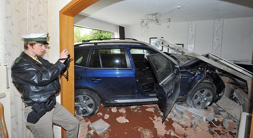 Auto und Wohnzimmer sind völlig demoliert. Das Haus muss von der Feuerwehr abgestützt werden. Die Bilder vom kuriosen Crash.