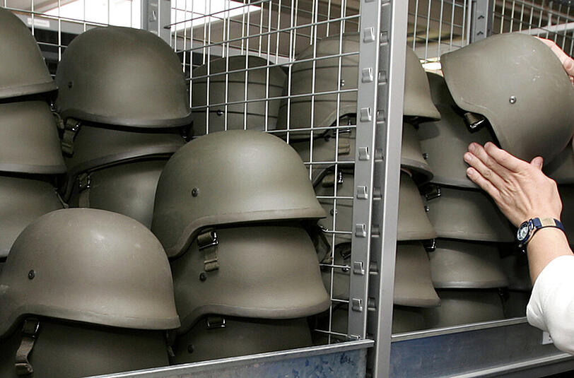 Die Pannenserie bei der Bundeswehr hält an: Ein Teil der Gefechtshelme muss wegen einer mangelhaften Schraube aus dem Verkehr gezogen werden.