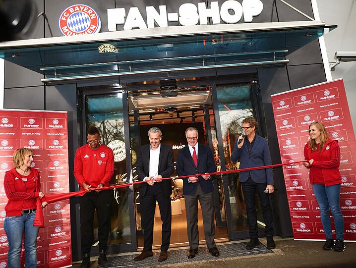 Oben Adidas, unten Nike: Boateng bei der Fanshop-Eröffnung.