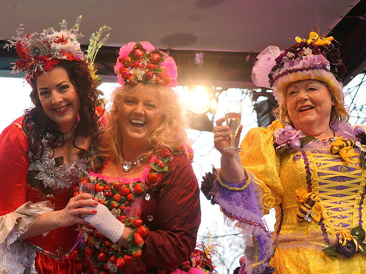 Showacts und Tanz der Marktweiber - hier gibt's die besten Bilder vom Faschingstreiben am Viktualienmarkt.