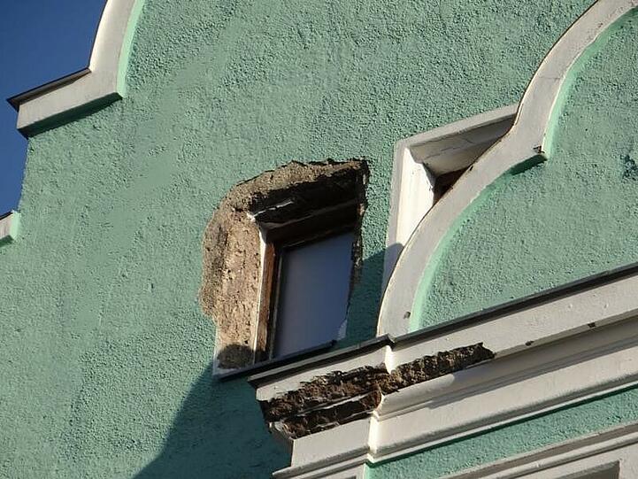 Vorher: Seit Monaten steht das Gerüst an dem seit Jahren fast unbewohnten Haus. Mittlerweile platzt der Stuck von der Fassade.