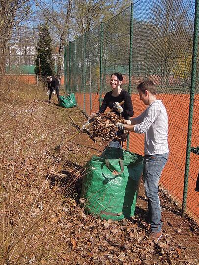 Hier wird geschrubbt und gewischt: Die Tennisspieler vom TC Weiß Blau Fideliopark räumen ihr Gelände auf.
