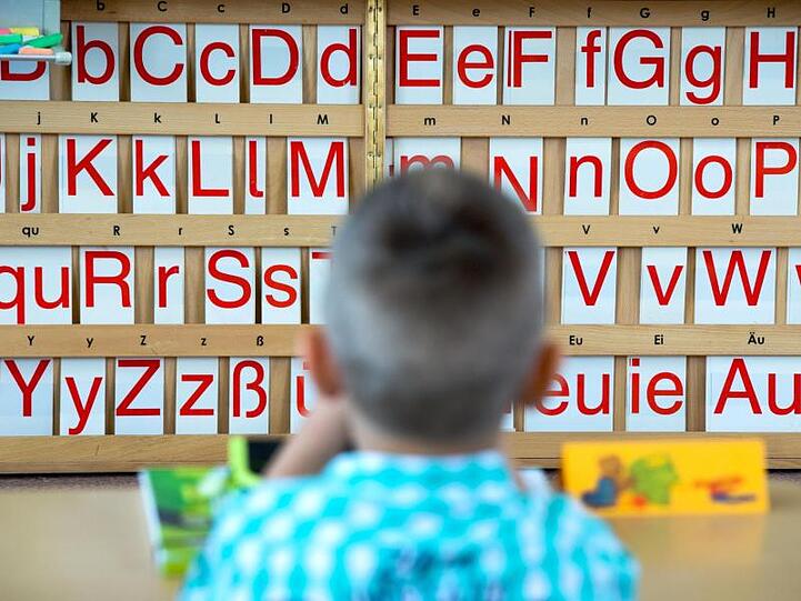 Linnemanns Vorschlag, Kinder mit schlechten Deutschkenntnissen notfalls später einzuschulen, steht weiter in der Kritik. Arno Burgi