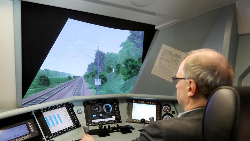 Ein Mitarbeiter der Bahn trainiert im Fahrsimulator: Bis Jahresende soll es 24.000 Neueinstellungen geben. Ein Mitarbeiter der Bahn trainiert im Fahrsimulator: Bis Jahresende soll es 24.000 Neueinstellungen geben.