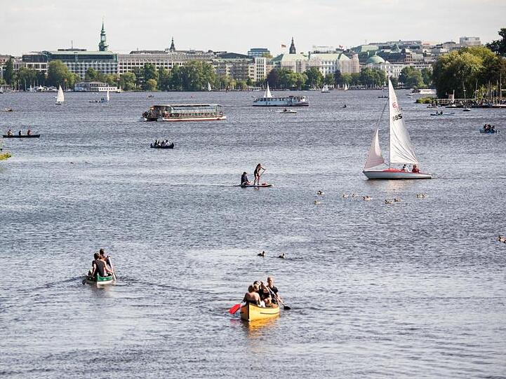 Ausflügler sind bei angenehmen Pfingswetter auf der Außenalster unterwegs.