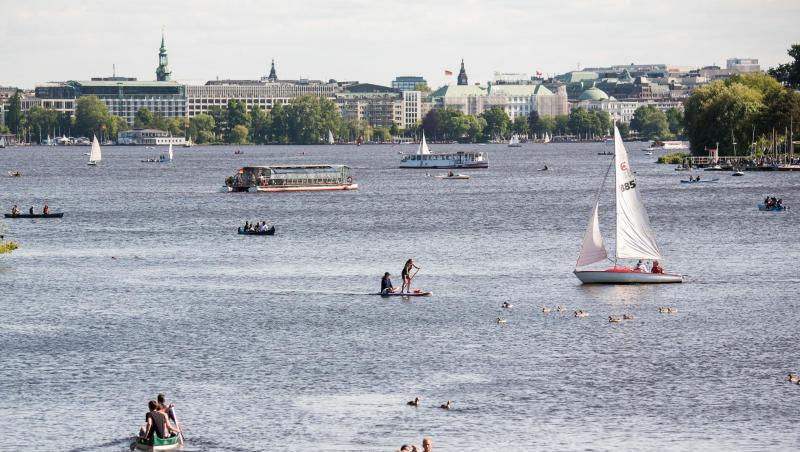 Ausflügler sind bei angenehmen Pfingswetter auf der Außenalster unterwegs. Ausflügler sind bei angenehmen Pfingswetter auf der Außenalster unterwegs.