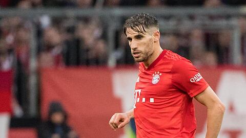 Javi Martinez spielt den Ball.