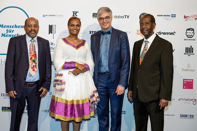 V.l.n.r.: Berhanu Negussie, erster Mitarbeiter von Karlheinz Böhm, Bahritu
Seyoum, Direktorin für Programmimplementierung der Stiftung Menschen für Menschen in Äthiopien, Dr. Sebastian Brandis, Vorstandssprecher der Stiftung Menschen für Menschen in Deutschland, und Yilma Taye, Landesrepräsentant von der Stiftung Menschen für Menschen, freuten sich über den Abend für Äthiopien und berichteten über die Arbeit der Organisation in dem ostafrikanischen Land.