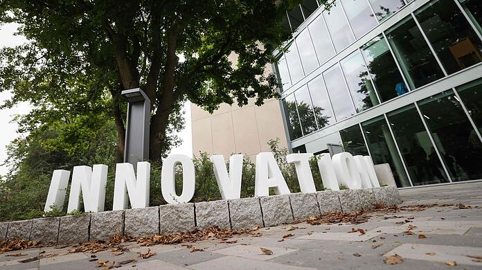 Der Schriftzug "Innovation" steht bei der symbolischen Eröffnung vor dem Eingang des Gebäudes der Start-up Labs Bahrenfeld. Nach dem Krisenjahr für Gründer 2022 sind wieder deutlich mehr Start-ups in Deutschland entstanden. (Archivbild)
