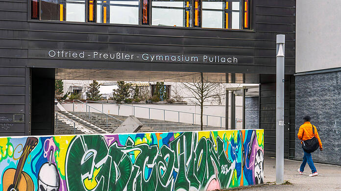 Nach langen Diskussionen: Das Otfried-Preußler-Gymnasium in Pullach heißt erst einmal weiter so.