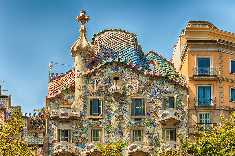 Ein Drachenr&uuml;cken kr&ouml;nt die Gaud&iacute;s Casa Batllo. Das nimmt Bezug auf Barcelona - Schutpatron ist der Heilige Georg alias Jordi.