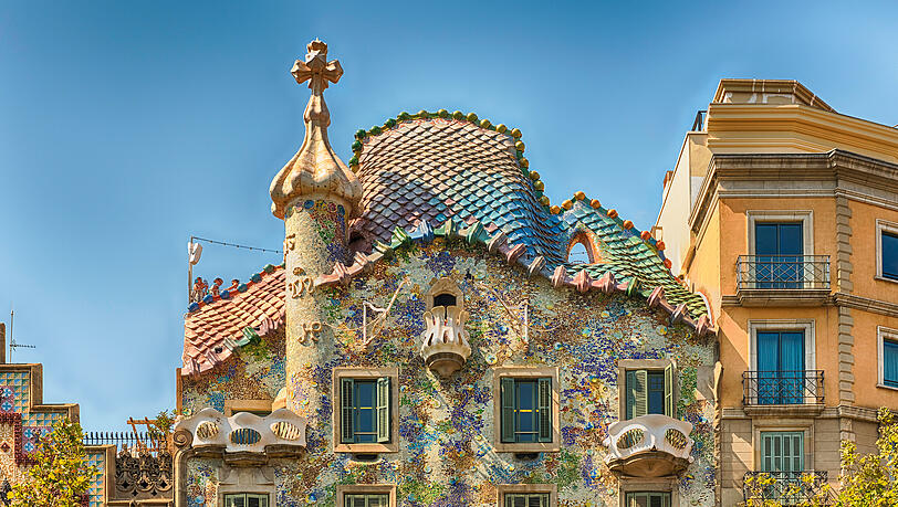 Ein Drachenr&uuml;cken kr&ouml;nt die Gaud&iacute;s Casa Batllo. Das nimmt Bezug auf Barcelona - Schutpatron ist der Heilige Georg alias Jordi.