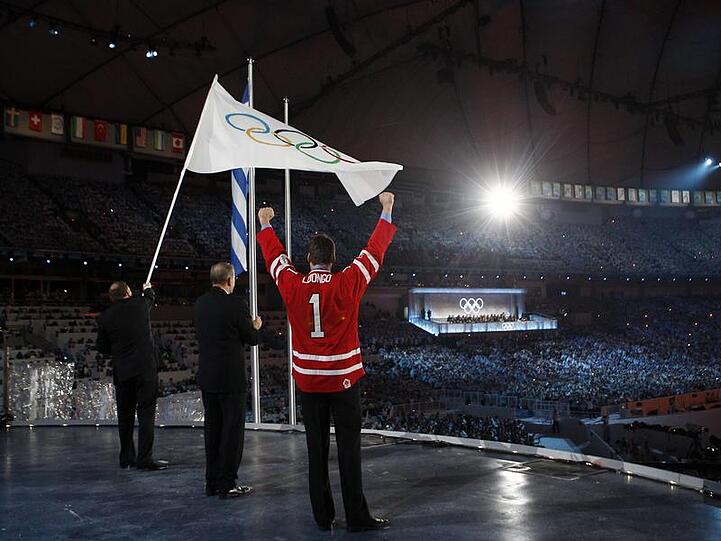Sochi-Stadtoberhaupt Anatoli Pachomow (l) übernimmt die olympische Flagge.
