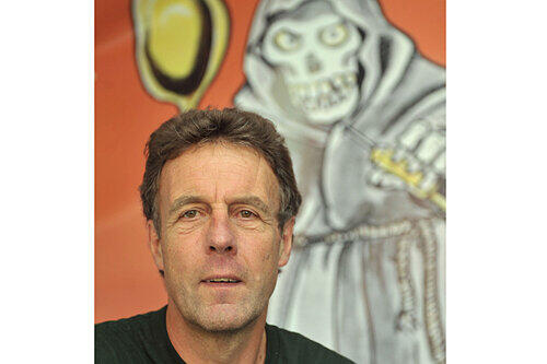 Bertram Wehner vor dem Warnplakat von Gerd Bauer.