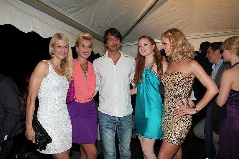 Wer wollte da zu wem aufs Foto? Marcus Schenkenberg umringt von Natascha Grün, Verena Kerth, Barbara Meier, Isabel Edvardsson (v.l.).