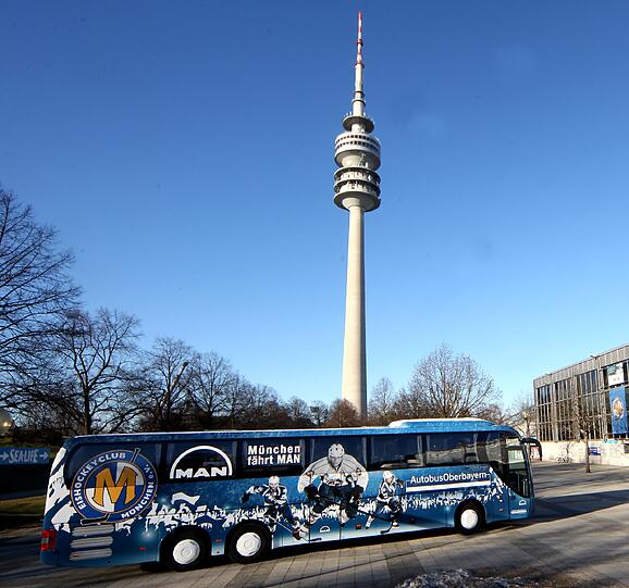 Der EHC München reist fortan sicher, bequem und ausgeruht: Am Donnerstag nahmen die Münchner Kufen-Cracks ihren neuen Mannschaftsbus vom EHC Partner MAN in Empfang - Die Bilder.