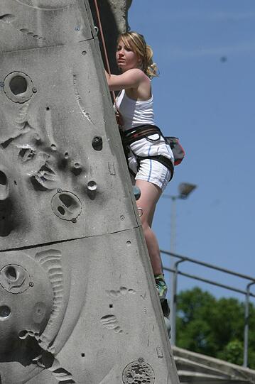 Samstag: Am Samstag und Sonntag veranstalten der Verein Isarland und die Münchner Sektionen des DAV das 1. Münchner Bergfest. Zu dem Sport- und Familienfest werden bis zu 40.000 Besucher erwartet. Um 9 Uhr startet das Programm gleich mit dem Höhepunkt, der 10. Münchner Stadtmeisterschaft im Klettern. Bei dem Sport-, Musik und Kulturevent gibt es ein reichhaltiges Programm zum Mitmachen für die ganze Familie. Um 20.15 Uhr spielt die Volksmusiktruppe Fei Scho. Wo? Rund um die Bezirkssportanlage Thalkirchen und das DAV-Kletterzentrum, Dietramszeller Platz und Thalkirchnerstraße. www.bergfest-muenchen.de