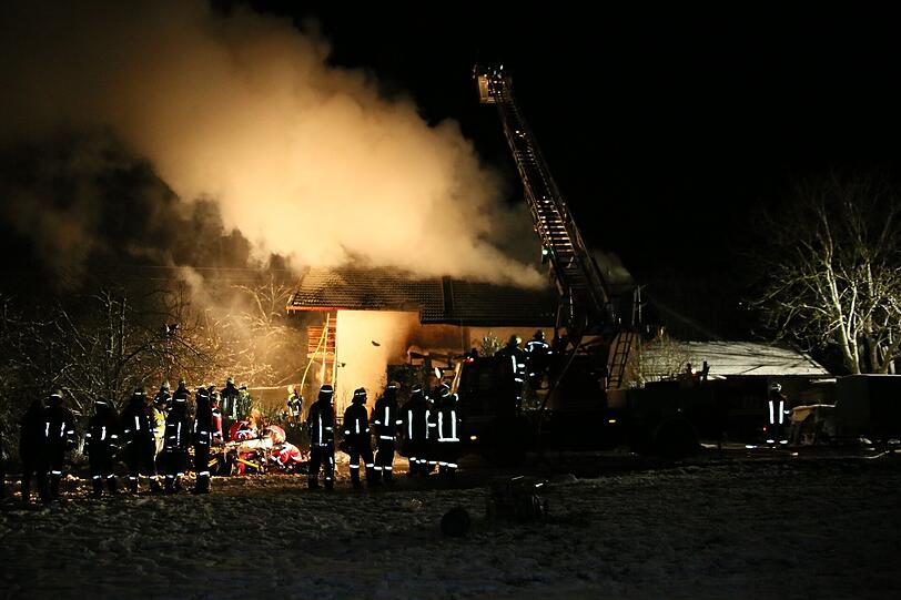 Das Haus in Pittenhart stand in den Abendstunden im Flammen.
