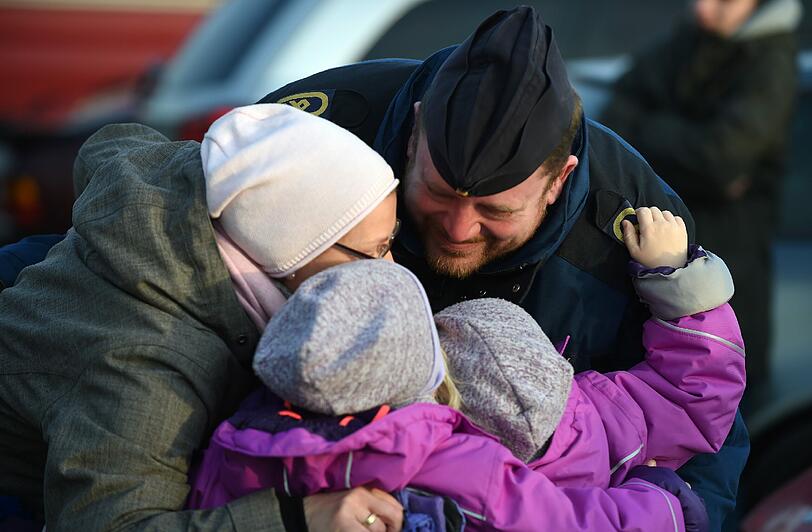 Ein Besatzungsmitglied des Einsatzgruppenversorgers «Bonn» (A 1413) vom Typ EGV 702 (Berlin-Klasse) der Marine der Bundeswehr umarmt am 09.01.2016 in Wilhelmshaven (Niedersachsen) auf dem Marinestützpunkt vor dem Auslaufen des Schiffes seine Familie. Das Marineschiff wird sich als Flaggschiff am Ständigen maritimen Nato Einsatzverband 2 im Mittelmeer beteiligen.