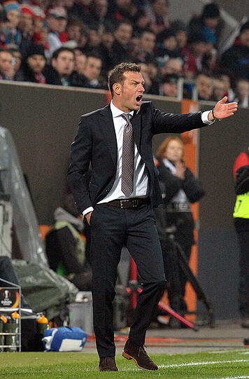 Weinzierl tut sich laut Schiedasrichter-Meinung gerne mal mit FCA-Manager Stefan Reuter zusammen, bearbeite die Unparteiischen praktisch ununterbrochen.