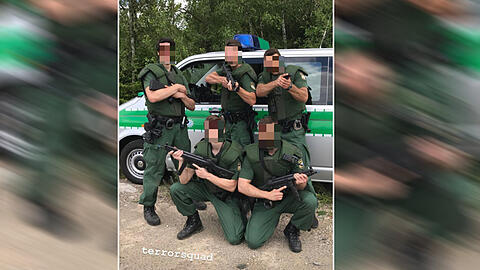 Die Beamten der Bamberger Bereitschaftspolizei posieren als "Terrorsquad".