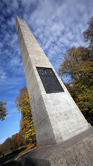 Ein Obelisk zu Ehren des 90. Geburtstags des Prinzregenten.
