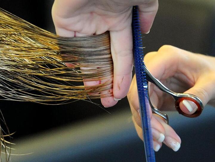 Höhere Löhne für Friseure lassen die Preise fürs Haareschneiden steigen.