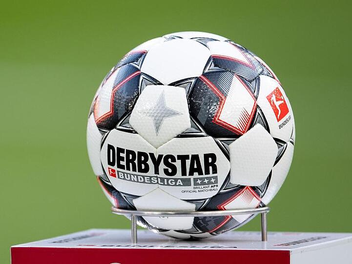 Der offizielle Spielball, der Bundesliga Brilliant APS des Herstellers Derbystar, liegt vor der Partie bereit. Foto: Marius Becker/Archiv