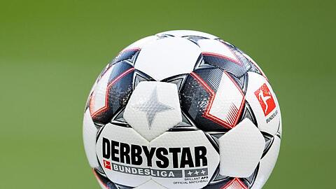 Der offizielle Spielball, der Bundesliga Brilliant APS des Herstellers Derbystar, liegt vor der Partie bereit. Foto: Marius Becker/Archiv