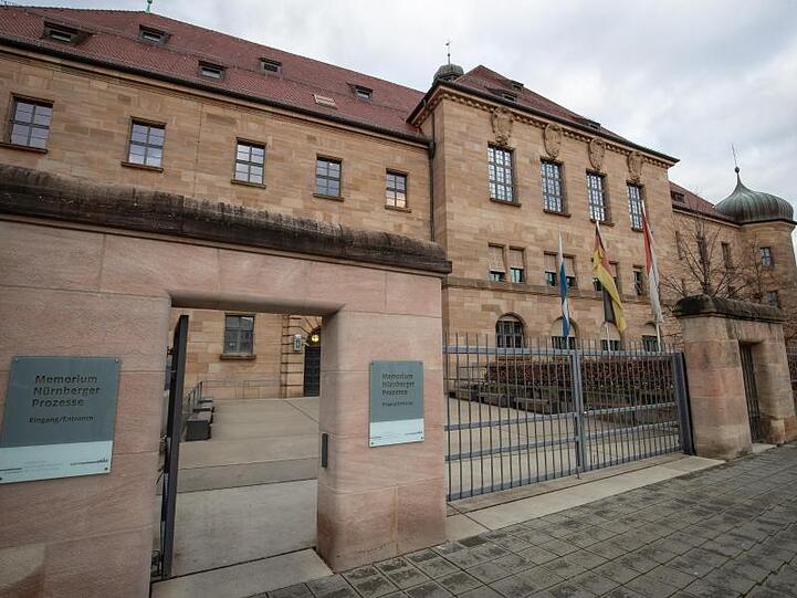 Außenansicht des Ostbaus am Landgericht Nürnberg-Fürth indem sich der Gerichtssaal 600 befindet (große Fenster rechts). Foto: Daniel Karmann/dpa/Archiv