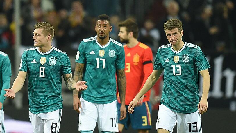 Toni Kroos stellt die Entscheidung von Joachim Löw in Frage.