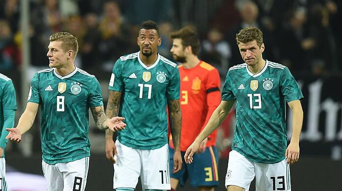 Toni Kroos stellt die Entscheidung von Joachim Löw in Frage.