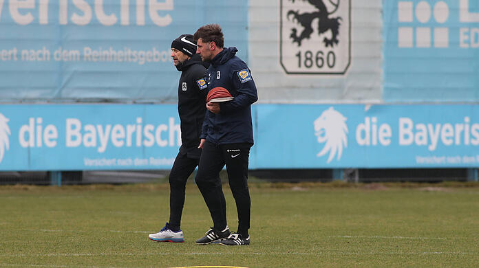 Interimstrainer Günther Gorenzel (l.) und Assistent Stefan Reisinger leiten aktuell das Training der Löwen. Wer folgt auf Gorenzel?