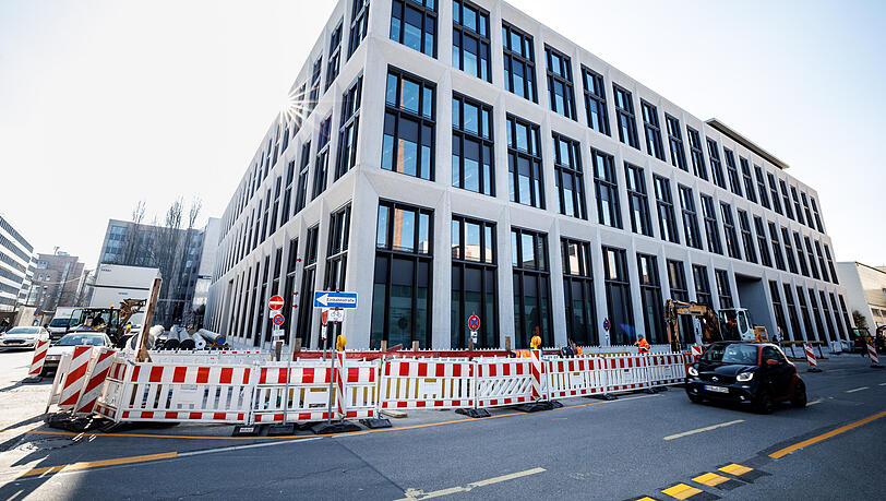 Ein Auto fährt an der Baustelle vom neuen Münchner Chip-Zentrum von Apple vorüber.