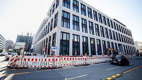 Ein Auto fährt an der Baustelle vom neuen Münchner Chip-Zentrum von Apple vorüber.