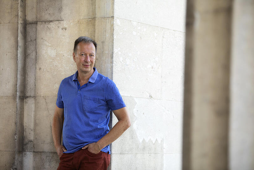 Hans Pleschinski stammt aus Celle. Er wurde bekannt durch seine Romane "Brabant" und "Bildnis einer Unbekannten". 2014 erhielt er den Literaturpreis der Stadt München.
