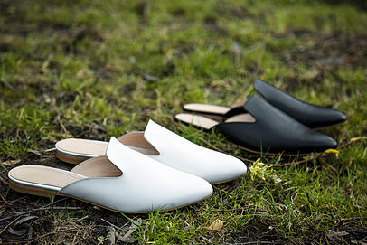 Mules sind Schuhe mit offener Ferse, in die man einfach hineinschlüpfen kann. Es gibt sie in vielen Varianten: flach, mit Absatz, als elegante High-Heel-Version, als Pantoletten oder auch sportlich interpretiert. Mules sind Schuhe mit offener Ferse, in die man einfach hineinschlüpfen kann. Es gibt sie in vielen Varianten: flach, mit Absatz, als elegante High-Heel-Version, als Pantoletten oder auch sportlich interpretiert.