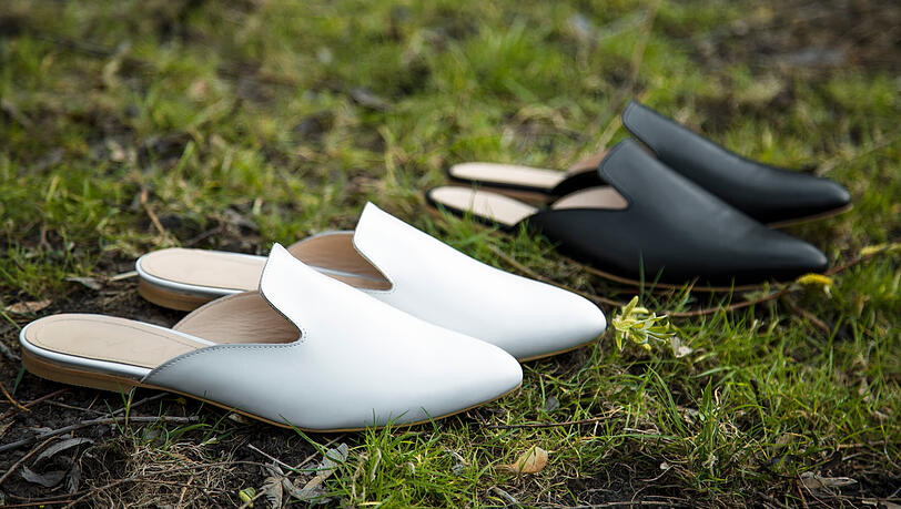 Mules sind Schuhe mit offener Ferse, in die man einfach hineinschlüpfen kann. Es gibt sie in vielen Varianten: flach, mit Absatz, als elegante High-Heel-Version, als Pantoletten oder auch sportlich interpretiert. Mules sind Schuhe mit offener Ferse, in die man einfach hineinschlüpfen kann. Es gibt sie in vielen Varianten: flach, mit Absatz, als elegante High-Heel-Version, als Pantoletten oder auch sportlich interpretiert.