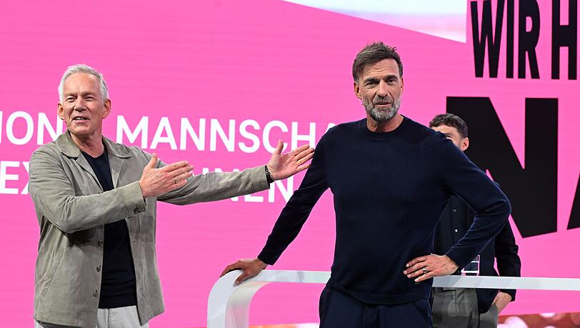 J&uuml;rgen Klopp (rechts) wird von Moderator Johannes B. Kerner als Telekom-Experte vorgestellt.