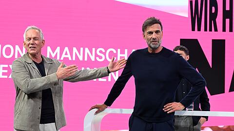 J&uuml;rgen Klopp (rechts) wird von Moderator Johannes B. Kerner als Telekom-Experte vorgestellt.