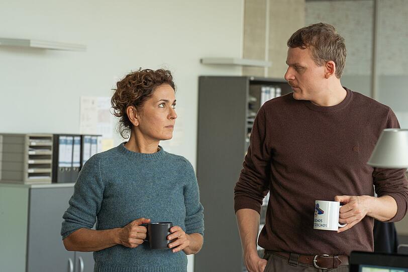 Peinlicher Zufall: Sarah Frankfurter (Marie-Lou Sellem) und ihr neuer Kollege Jakob Loose (Johannes Hegemann) kennen sich bereits aus dem Nachtleben.