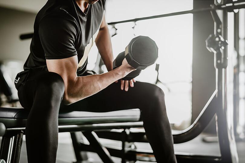 Womit wir beim n&auml;chsten wichtigen Thema w&auml;ren: dem Workout! Gerade Menschen, die ihren Muskelaufbau vorantreiben wollen, sollten vor allem nachmittags oder am fr&uuml;hen Abend trainieren. Aufgrund der nat&uuml;rlich erh&ouml;hten K&ouml;rpertemperatur ist das Verletzungsrisiko dann am geringsten. Allgemein gilt nat&uuml;rlich: Sport in jeder Form oder zu unterschiedlichen Zeiten ist gut f&uuml;r die Gesundheit.
