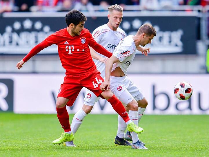 Bayerns Resul Türkkalesi (l) sowie Kaiserslauterns Hendrick Zuck (r) und Kaiserslauterns Janek Sternberg kämpfen um den Ball. Foto: Uwe Anspach