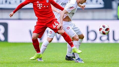 Bayerns Resul Türkkalesi (l) sowie Kaiserslauterns Hendrick Zuck (r) und Kaiserslauterns Janek Sternberg kämpfen um den Ball. Foto: Uwe Anspach